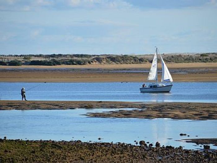 Fishing and sailing on the Alvor Estuary